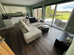 Living area - Deluxe 2 bed en-suite, stunning views, parking (Nairn)