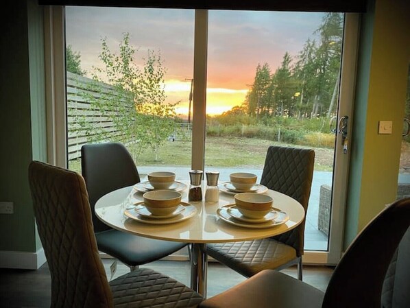 Dining - Deluxe 2 bed en-suite, stunning views, parking (Nairn)