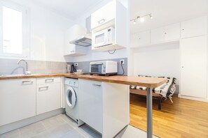 Cafeteira/chaleira, geladeira, micro-ondas, cooktop