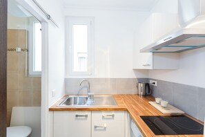 Cafeteira/chaleira, geladeira, micro-ondas, cooktop