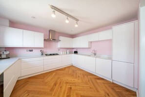 Fridge, microwave, oven, stovetop - Twin Bridges - Quayside Penthouse (Dundee)