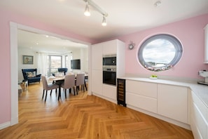 Coffee/tea maker, fridge, microwave, oven - Twin Bridges - Quayside Penthouse (Dundee)
