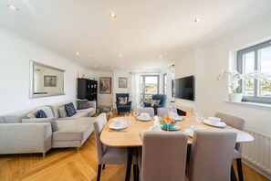 Dining - Twin Bridges - Quayside Penthouse (Dundee)