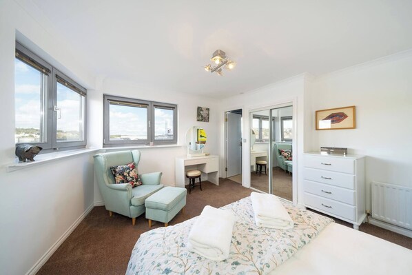 3 slaapkamers, een strijkplank/strijkijzer, gratis wifi, beddengoed