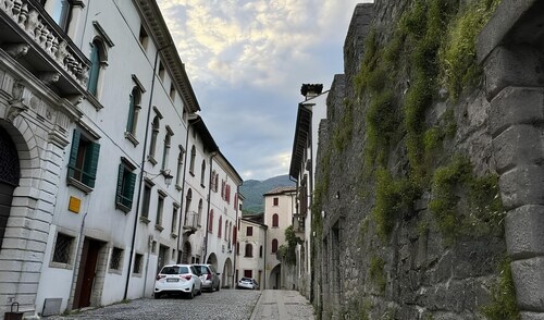 Accogliente Loft Immerso nel Centro Storico di Serravalle