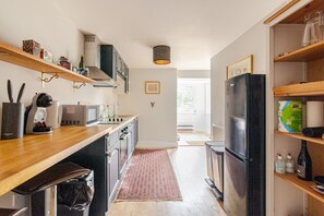 Full-sized fridge, microwave, oven, stovetop