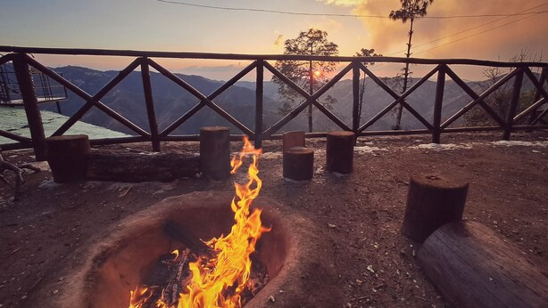 A fire pit with a view of mountains and a sunset. - For Rest Home Shimla  (Shimla)