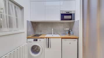 Kühlschrank, Mikrowelle, Herdplatte, Toaster