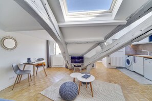 Interior - Bright rooftop apartment near the Palace of Versailles (Versailles)