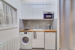 Fridge, microwave, stovetop, toaster - Bright rooftop apartment near the Palace of Versailles (Versailles)