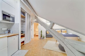 1 bedroom, iron/ironing board, WiFi, bed sheets - Bright rooftop apartment near the Palace of Versailles (Versailles)