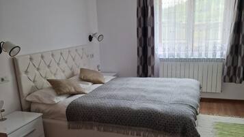 5 bedrooms, free WiFi, bed sheets