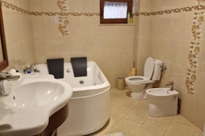 Bañera con ducha, bañera profunda, secador de pelo, toallas