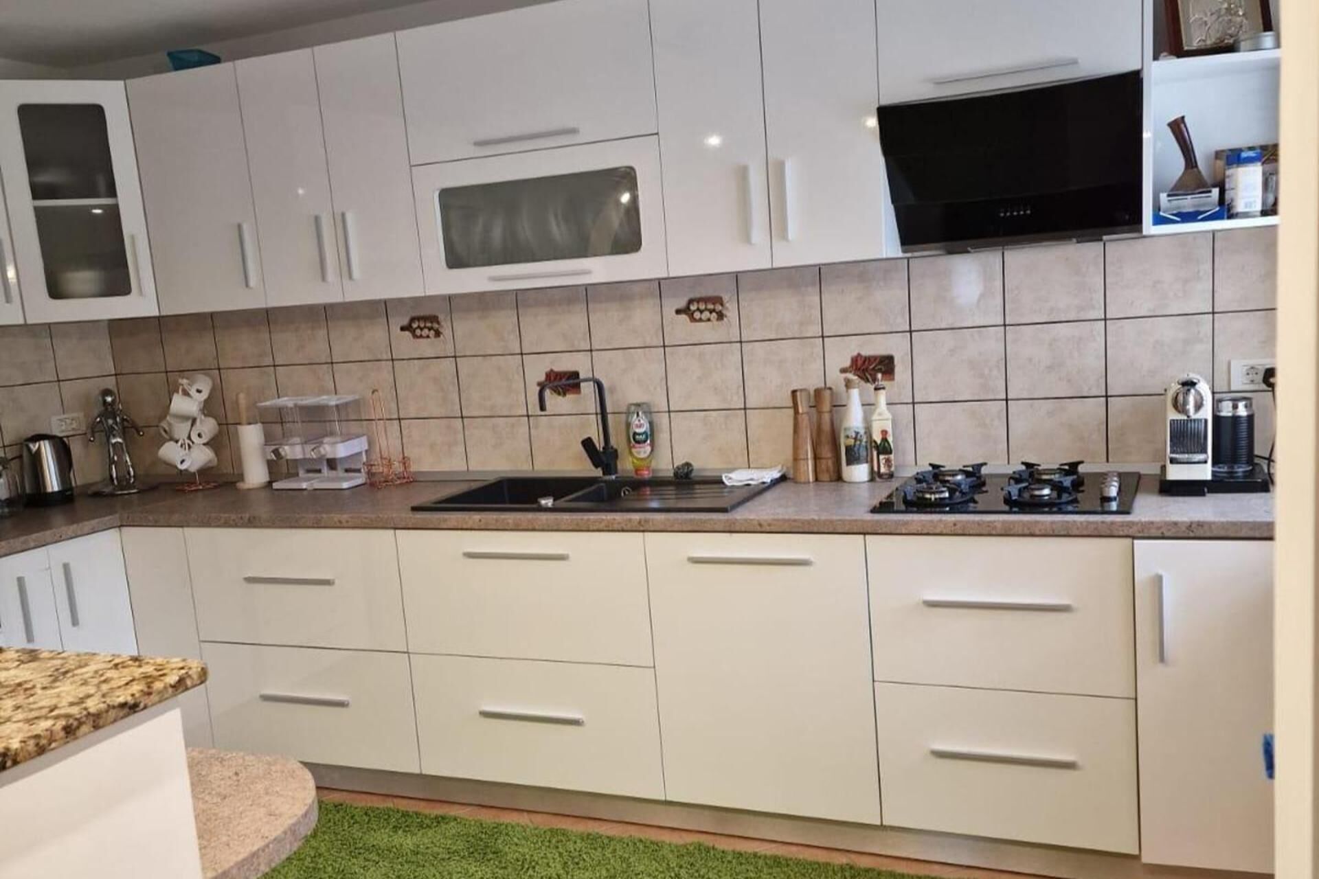 Frigorífico, microondas, horno y placa de cocina