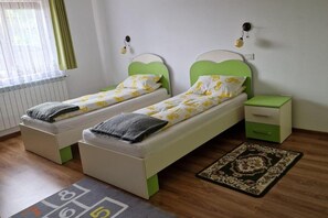 5 bedrooms, free WiFi, bed sheets