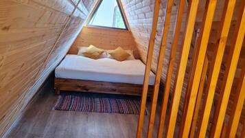 2 bedrooms, desk, soundproofing, free WiFi