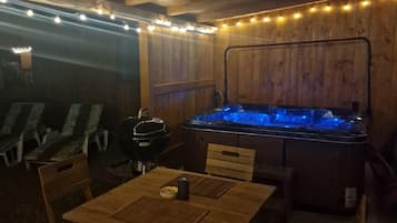 Bañera de hidromasaje cubierta