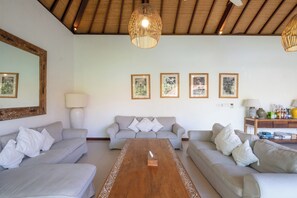 デラックス ヴィラ パティオ プールビュー | リビング エリア | 薄型テレビ