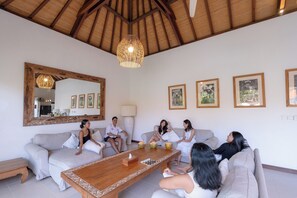 Villa Deluxe, patio, vue piscine | Coin séjour