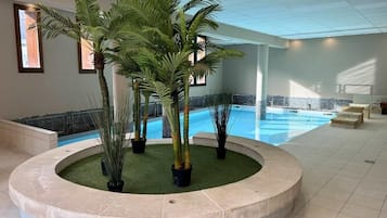 Piscina coperta, una piscina riscaldata