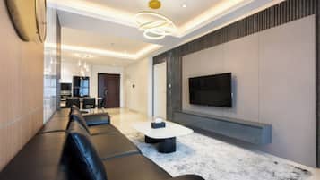 Departamento superior, 3 habitaciones, cocina, vista a la ciudad | Área de sala de estar | Televisión de 35 pulgadas con canales por cable