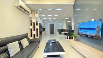 Superior-huoneisto, 1 makuuhuone, keittiö, kaupunkinäköala | Oleskelualue | 35–tuumainen televisio, jossa kaapelikanavat