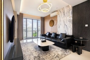 ซูพีเรียอพาร์ทเมนท์, 3 ห้องนอน, ห้องครัว, วิวเมือง | บริเวณนั่งเล่น | ทีวี 35 นิ้ว พร้อมช่องเคเบิล