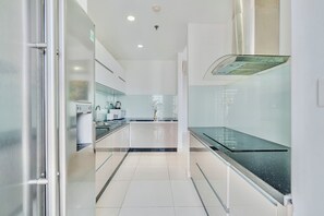 Appartement Deluxe | Cuisine privée | Réfrigérateur, four à micro-ondes, surface de cuisson