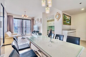 Appartement Deluxe | Aire de séjour | Téléviseur connecté de 64 po avec télévision numérique, films payants