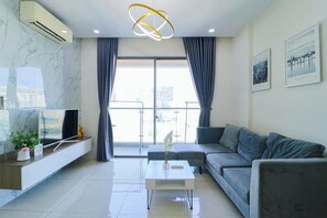 Appartement, balcon, vue sur le fleuve | Aire de séjour | Téléviseur connecté de 64 po avec télévision numérique, films payants