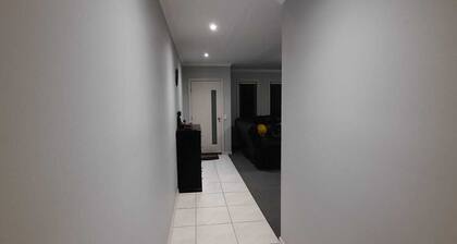 Spacious 3-Bedroom Home, 5 Mins to Westfield, South Morang Station & Schools