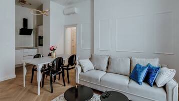 Apartamento, 1 habitación | Zona de estar | Una Smart TV, libros, una oficina
