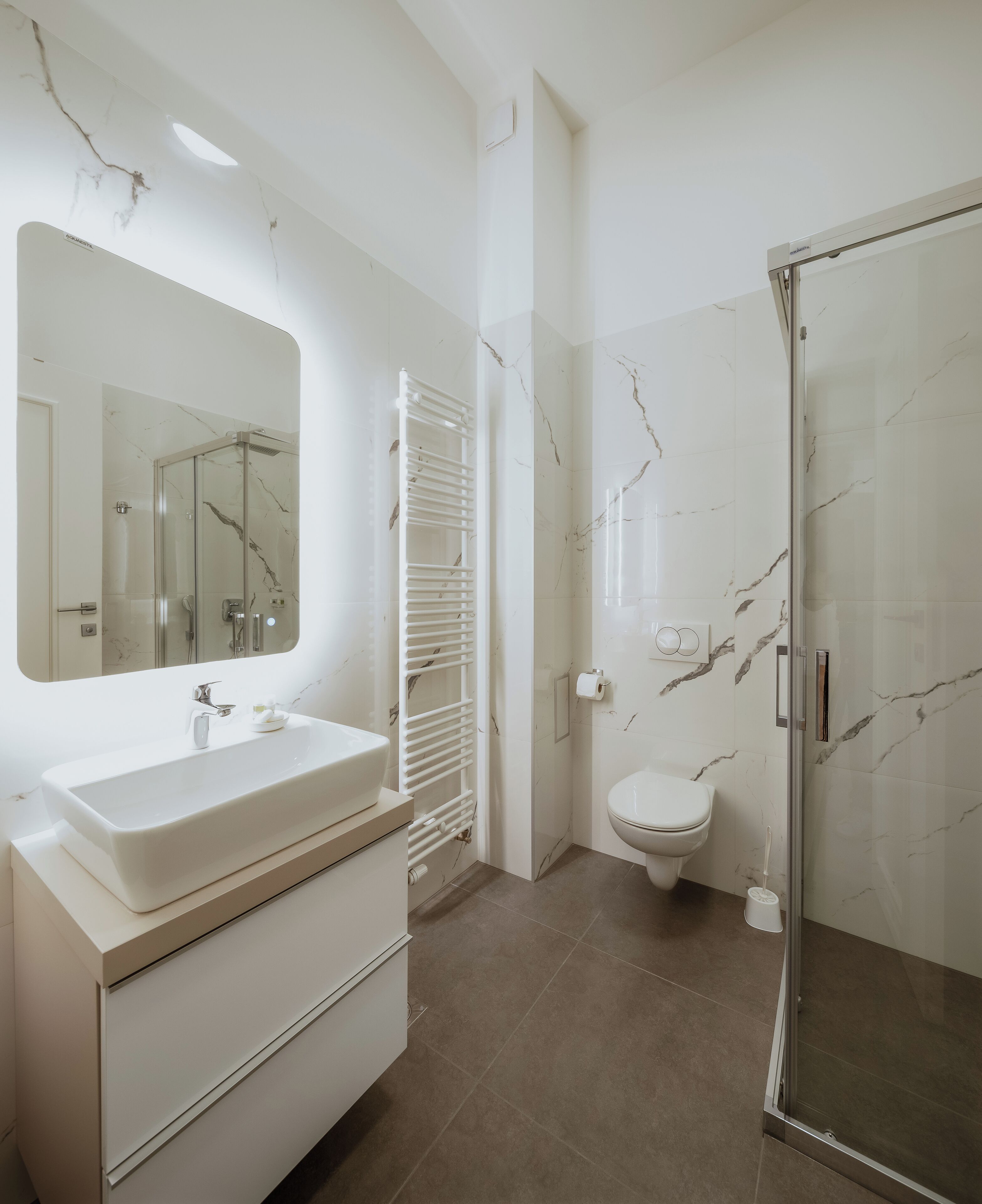 Lejlighed - 2 soveværelser | Badeværelse | Bruser, brusehoved med spredningseffekt, hårtørrer, håndklæder