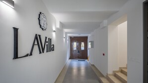 A hallway with a sign reading "LAVilla" and a door at the end. - LAVilla Osijek (Osijek)