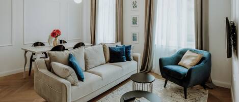 Departamento, 2 habitaciones | Área de sala de estar | Smart TV, libros y oficina