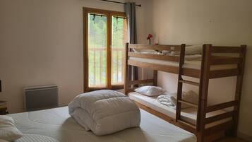 1 bedroom, travel crib