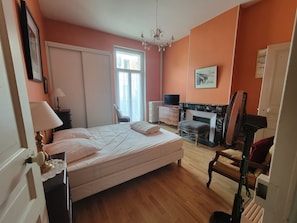 2 bedrooms, desk, iron/ironing board, WiFi