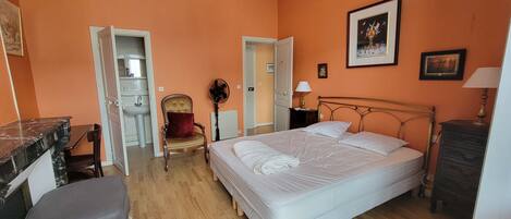 2 camere, una scrivania, ferro/asse da stiro, Wi-Fi