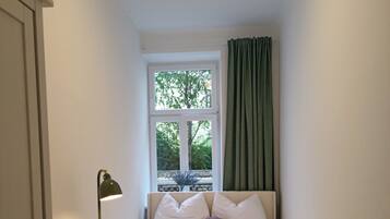 9 Schlafzimmer, Schreibtisch, Bügeleisen/Bügelbrett, WLAN