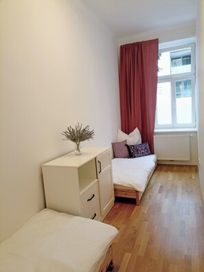 9 bedrooms, desk, iron/ironing board, WiFi - 170m2 with private garden (Wien)