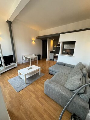 Apartamento | Área de estar | TV