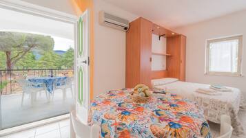 Full-size fridge, highchair, cookware/dishes/utensils