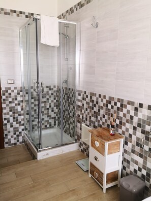 Vila | Banheiro | Chuveiro, secador de cabelo, toalhas de banho 