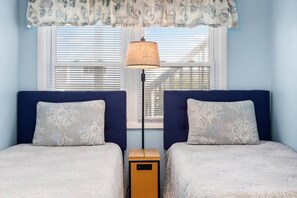 3 bedrooms, desk, WiFi, bed sheets