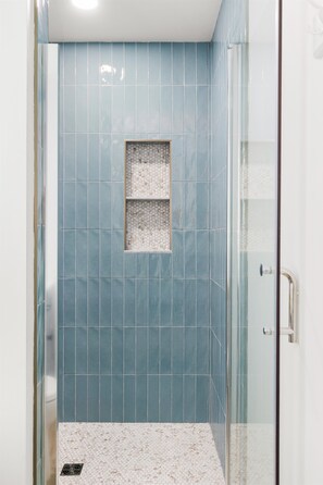 Dusche, Haartrockner, Handtücher, Shampoo