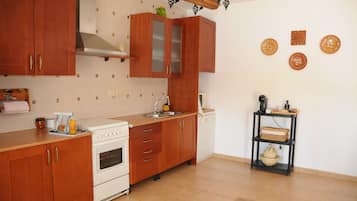 Een koelkast, een microgolfoven, een oven, een kookplaat
