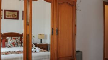 5 quartos, ferros/tábuas de passar roupa, Wi-Fi, roupa de cama