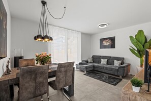 Dining - Ebenerdiges- Bodensee- Apartment mit Terrasse und Kleinem Garten (Kreuzlingen)