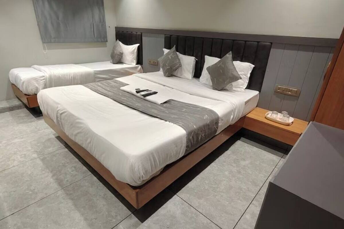 Suite | Premium bedding, pillowtop beds, desk, laptop workspace