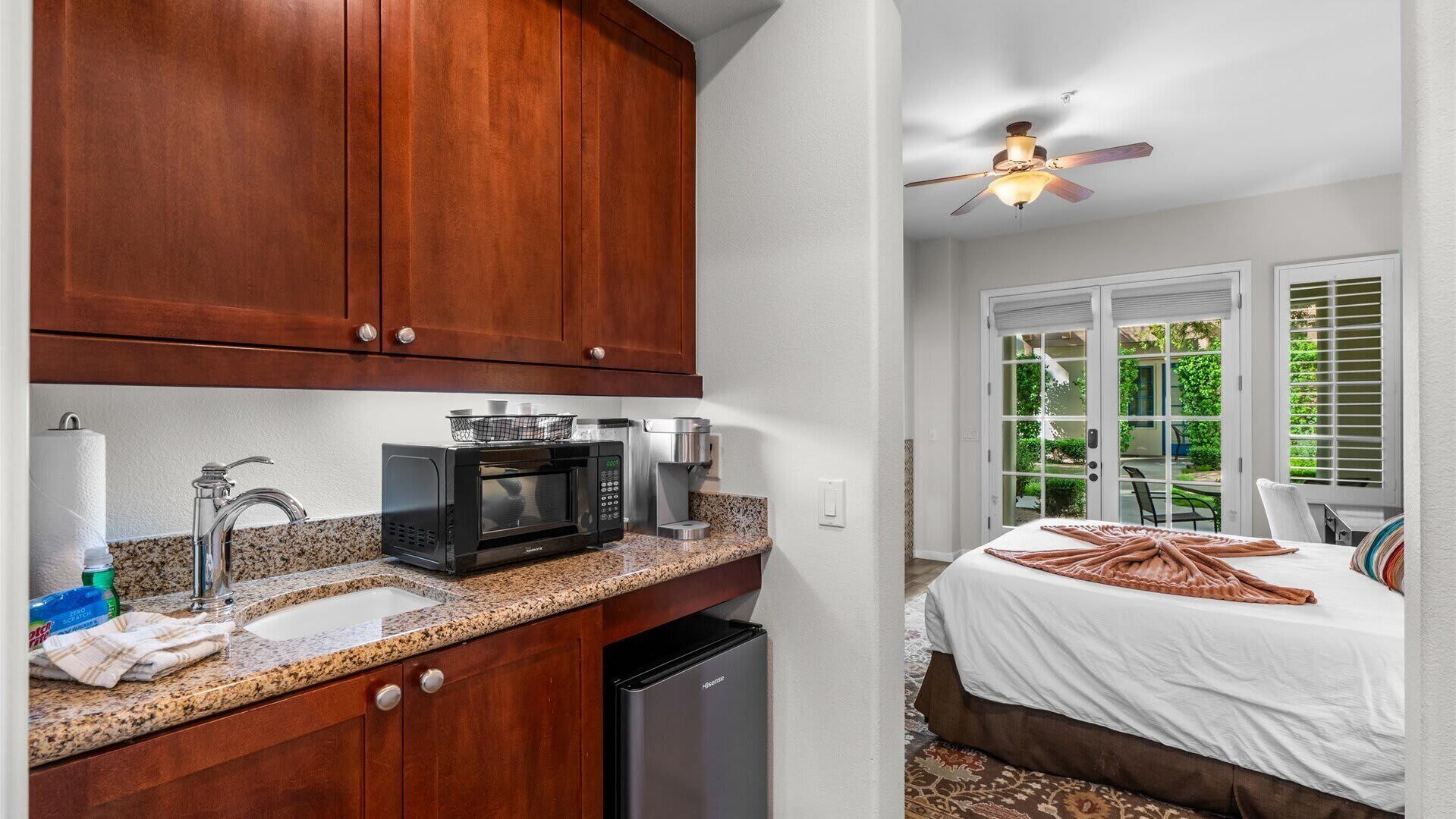 Desk, iron/ironing board, WiFi, bed sheets